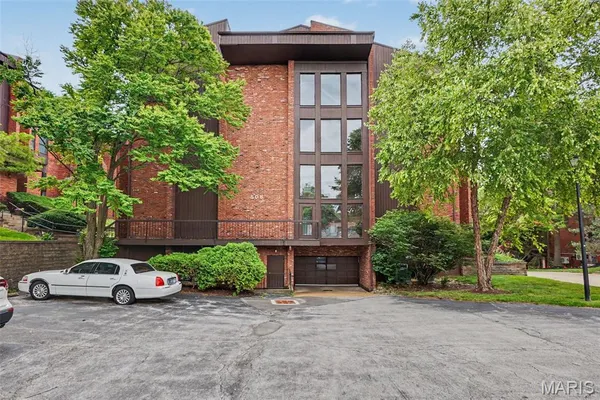 $243,000 | 508 Coeur De Royale Drive, Unit 104, Creve Coeur, MO 63141