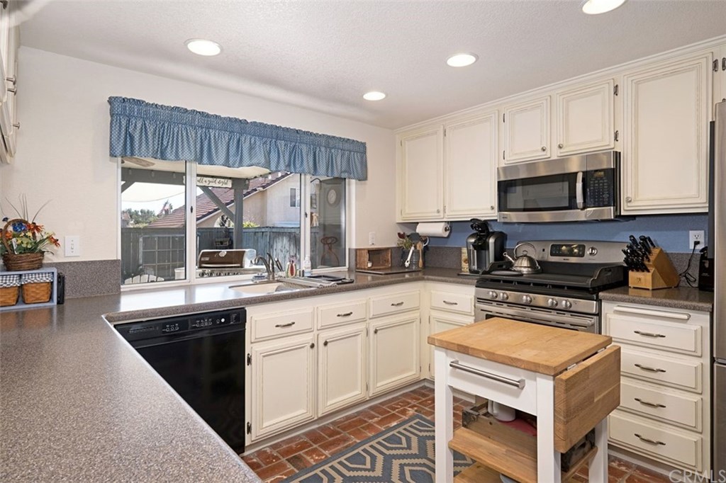 30247 Silver Ridge Court Temecula, CA 92591 - Photo 10 of 35