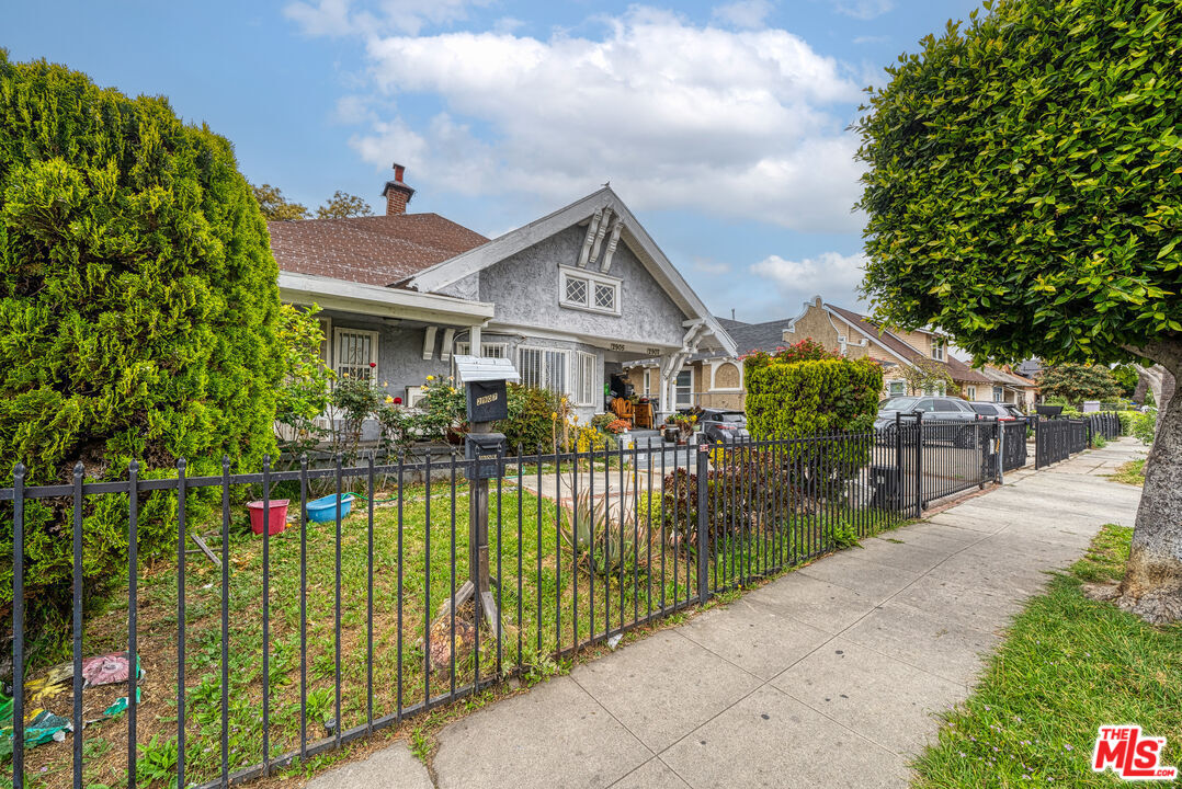 2905 West 14th Street Los Angeles, CA 90006 - Photo 1 of 16