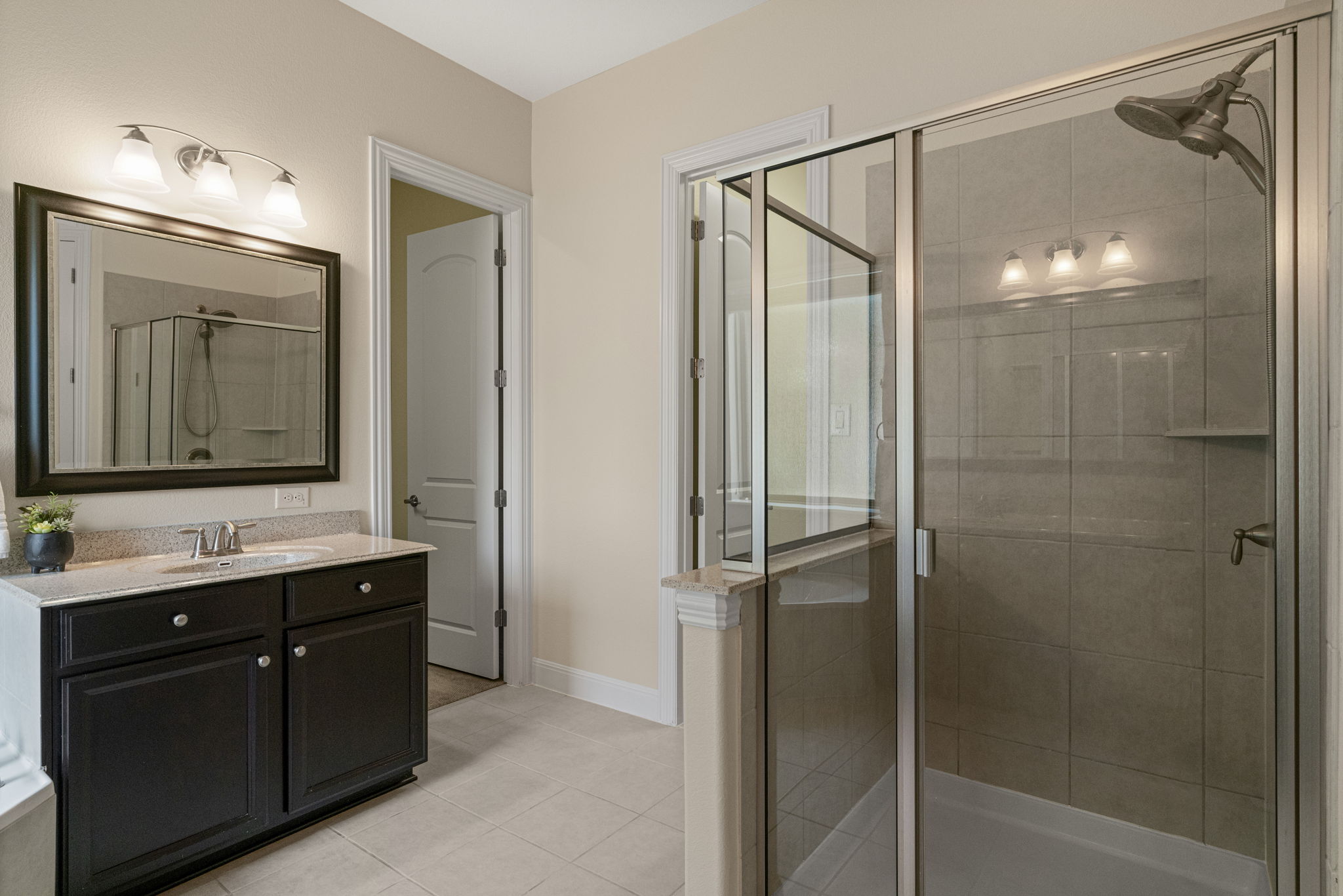 1606 Flint Rock Loop Driftwood, TX 78619 - Photo 16 of 40 Primary Bathroom with shower and tub