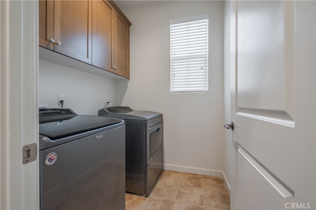9513 Retreat Place Rancho Cucamonga, CA 91730 - Photo 29 of 49 a utility room with dryer and washer
