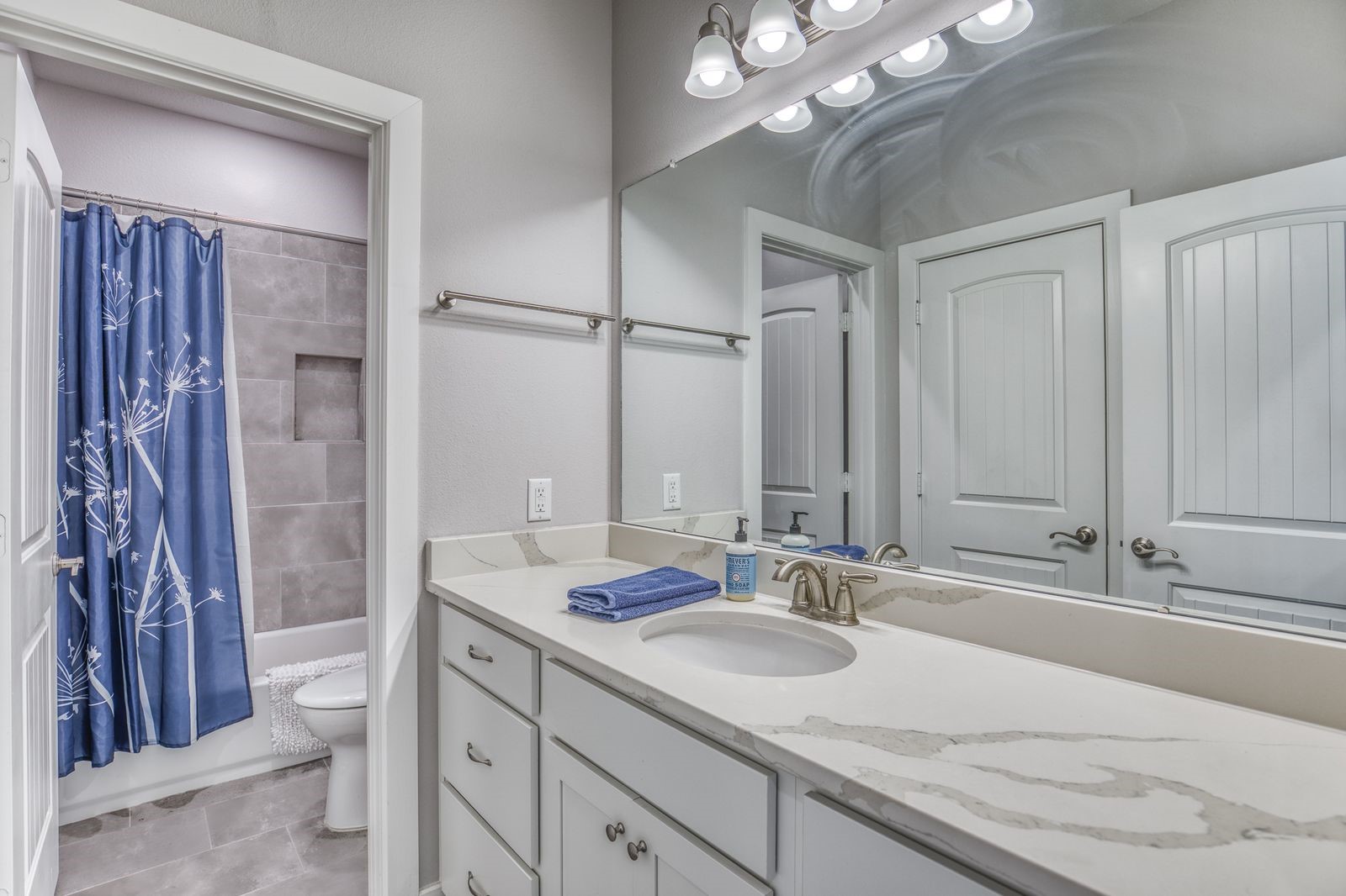 6510 Ganske Road Burton, TX 77835 - Photo 15 of 48 Hall Bathroom