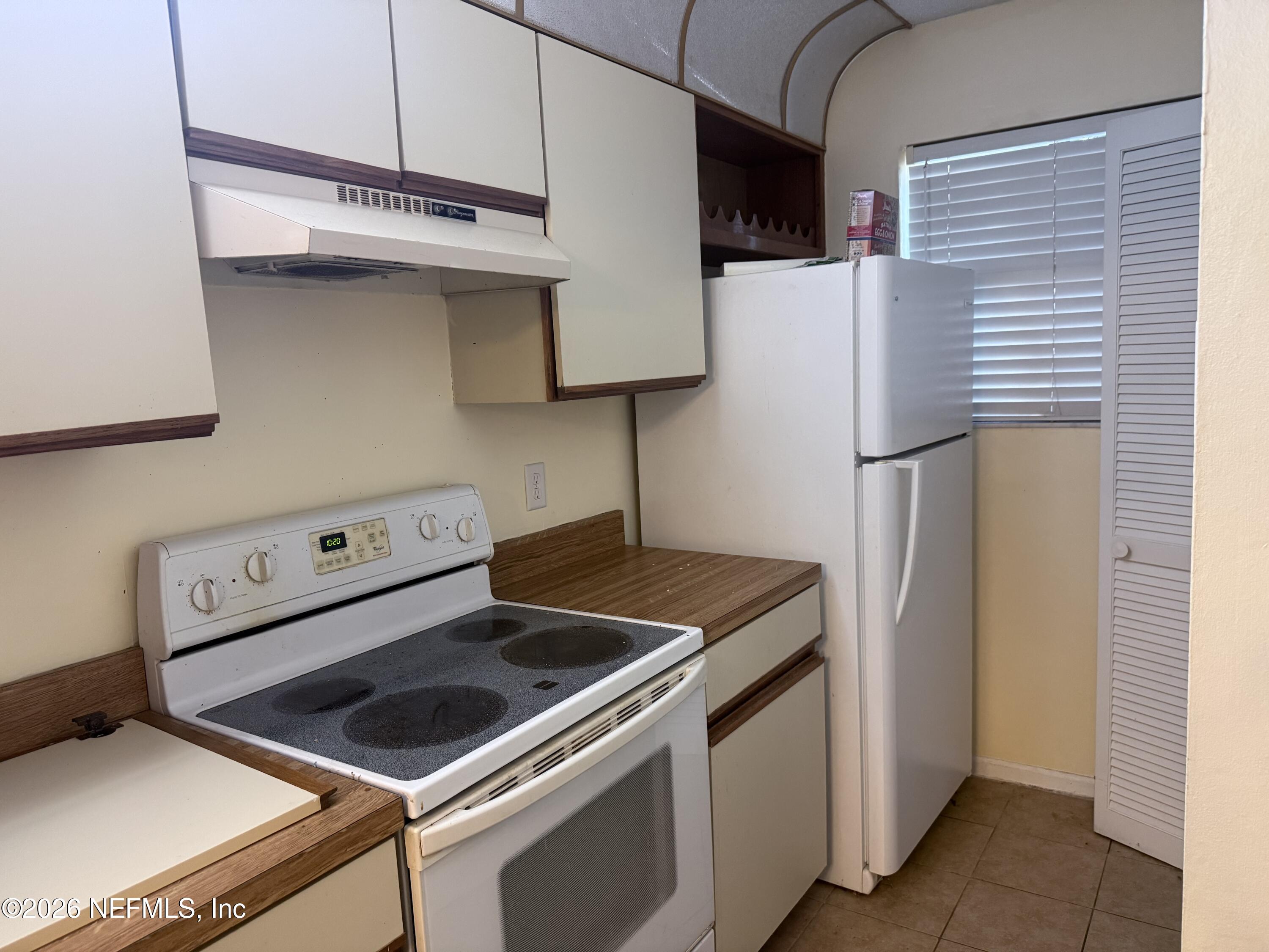 3801 Crown Point Road, Unit 2093 Jacksonville, FL 32257 - Photo 8 of 17 a stove top oven sitting inside of a kitchen