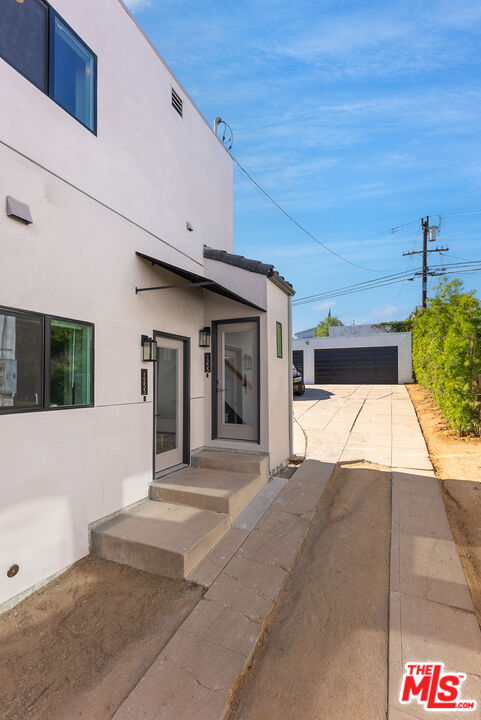 1253 South Rimpau Boulevard Los Angeles, CA 90019 - Photo 69 of 71 a view of a building entrance