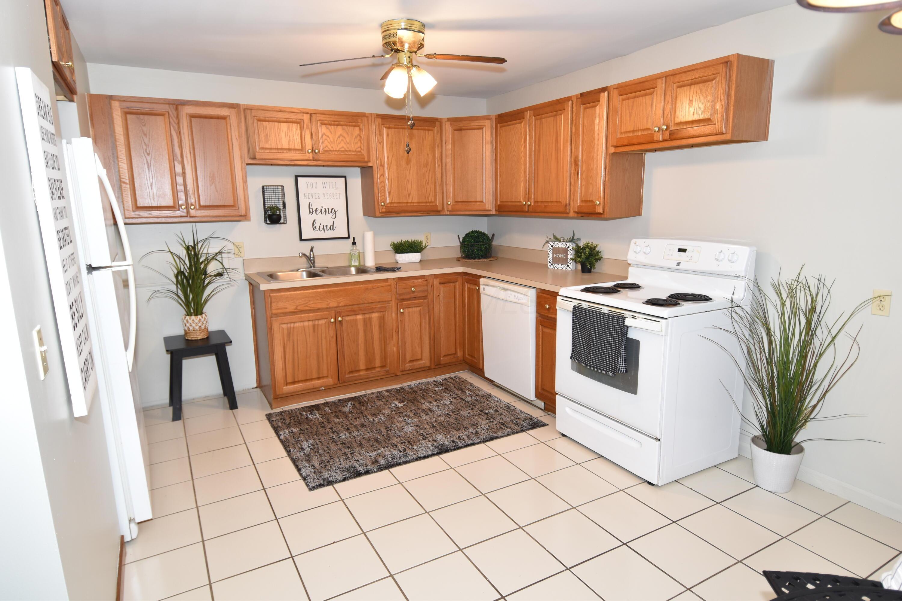 7075 Bartlett Road Reynoldsburg, OH 43068 - Photo 8 of 34 Kitchen