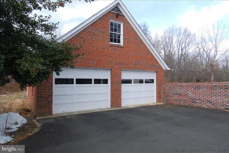 2854 Hunter Road Fairfax, VA 22031 - Photo 15 of 30 Garage 1
