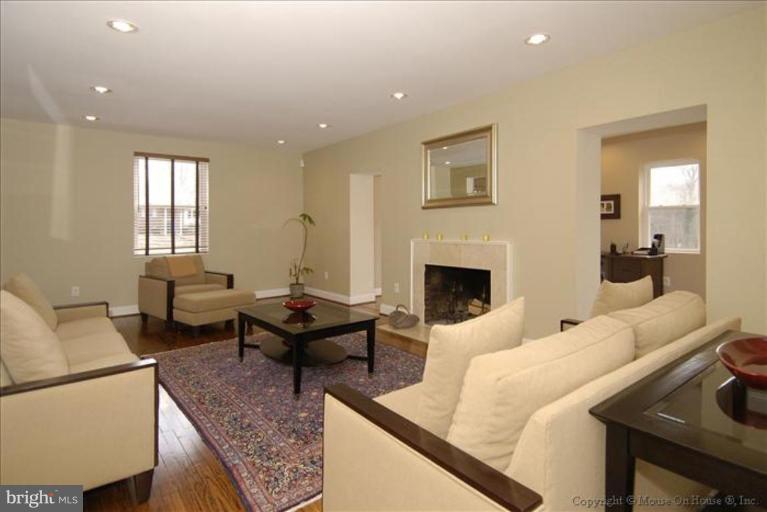 2854 Hunter Road Fairfax, VA 22031 - Photo 17 of 30 Living Room