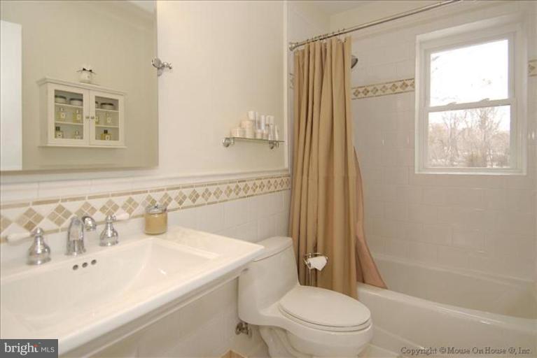 2854 Hunter Road Fairfax, VA 22031 - Photo 19 of 30 Master Bath