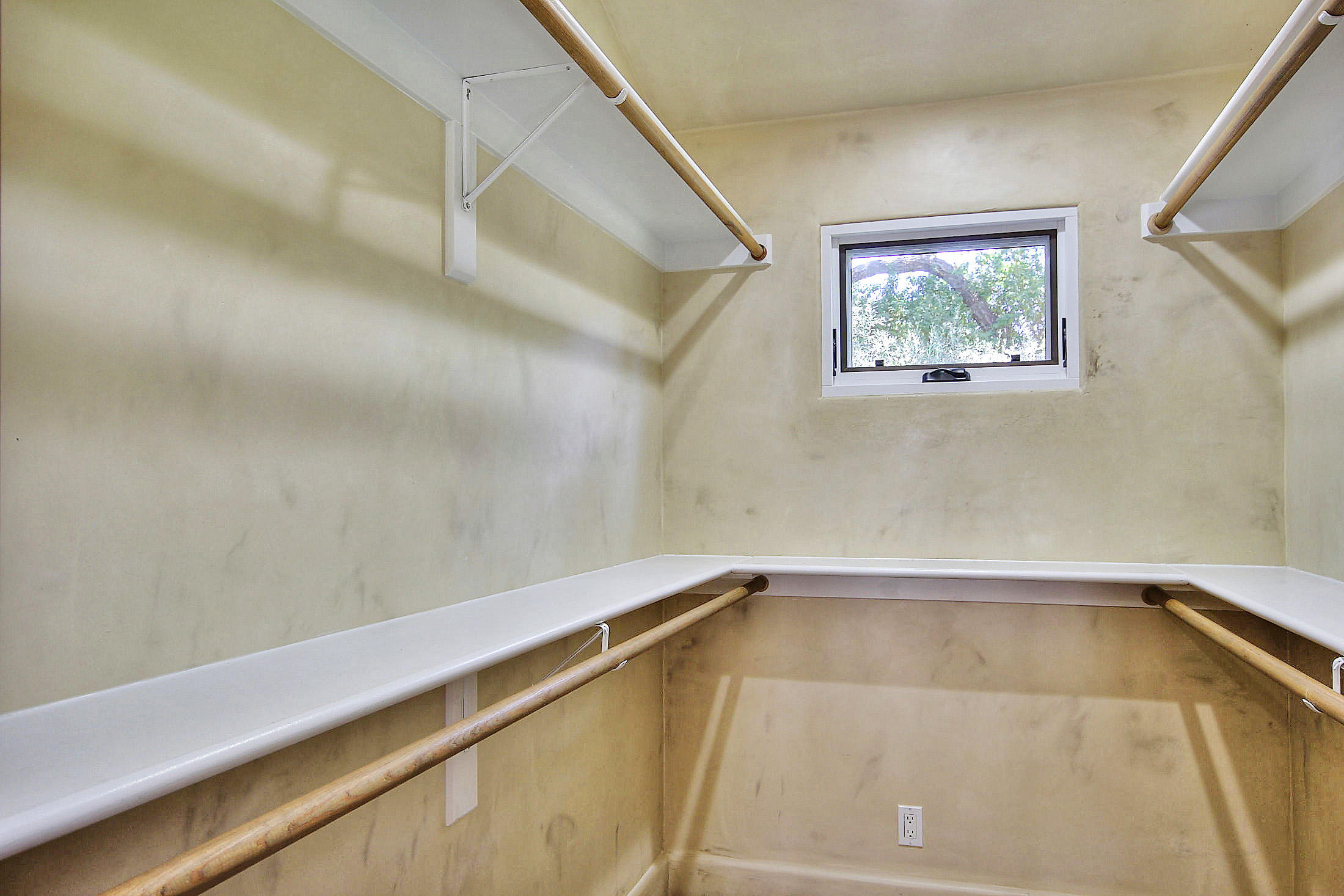 2540 Foothill Road Santa Barbara, CA 93105 - Photo 37 of 45 a view of a small space