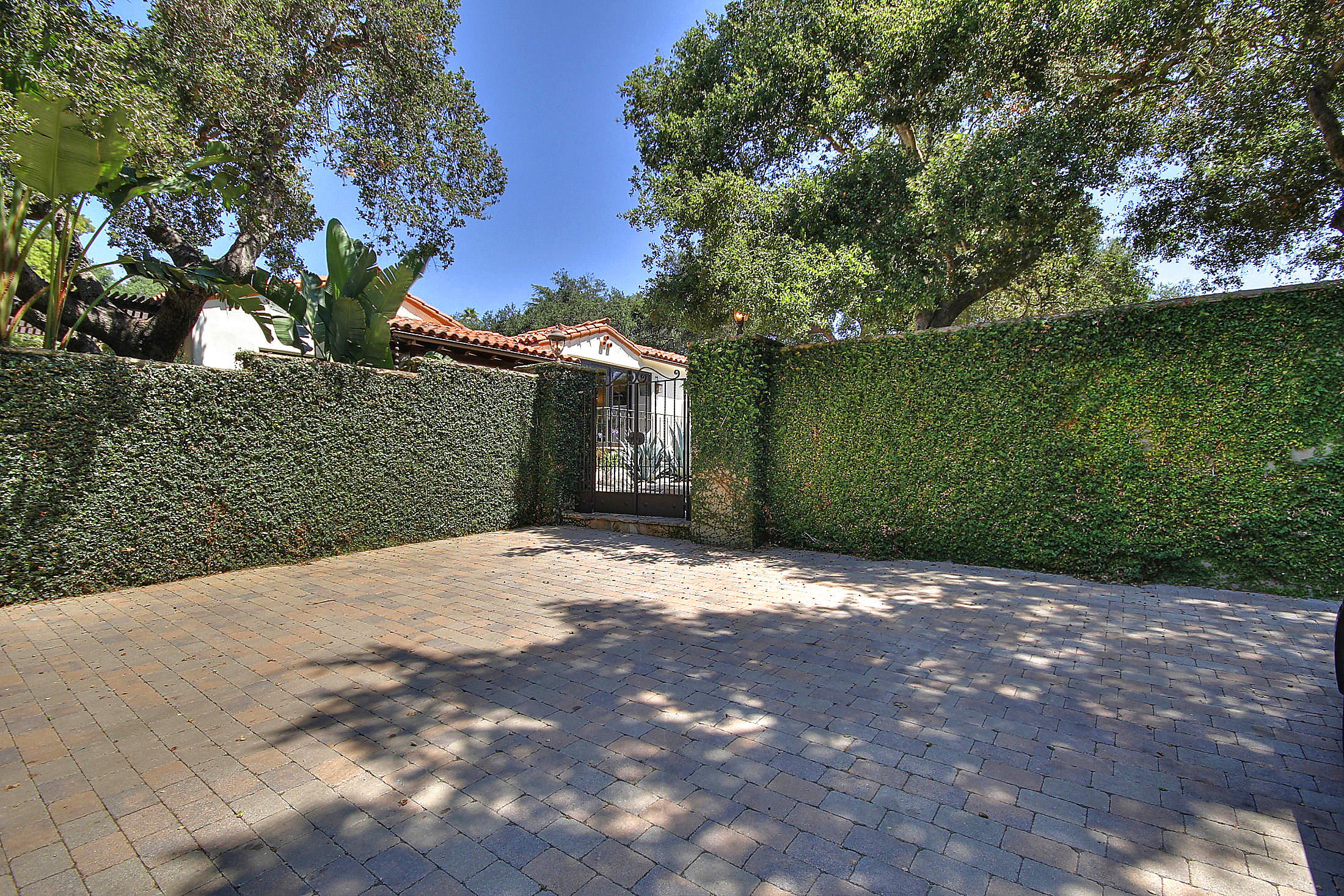 2540 Foothill Road Santa Barbara, CA 93105 - Photo 44 of 45 a backyard of a house with lots of green space