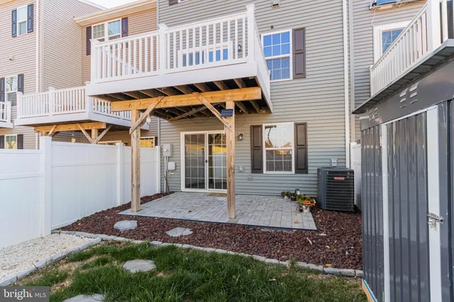 a view of a house with backyard and porch