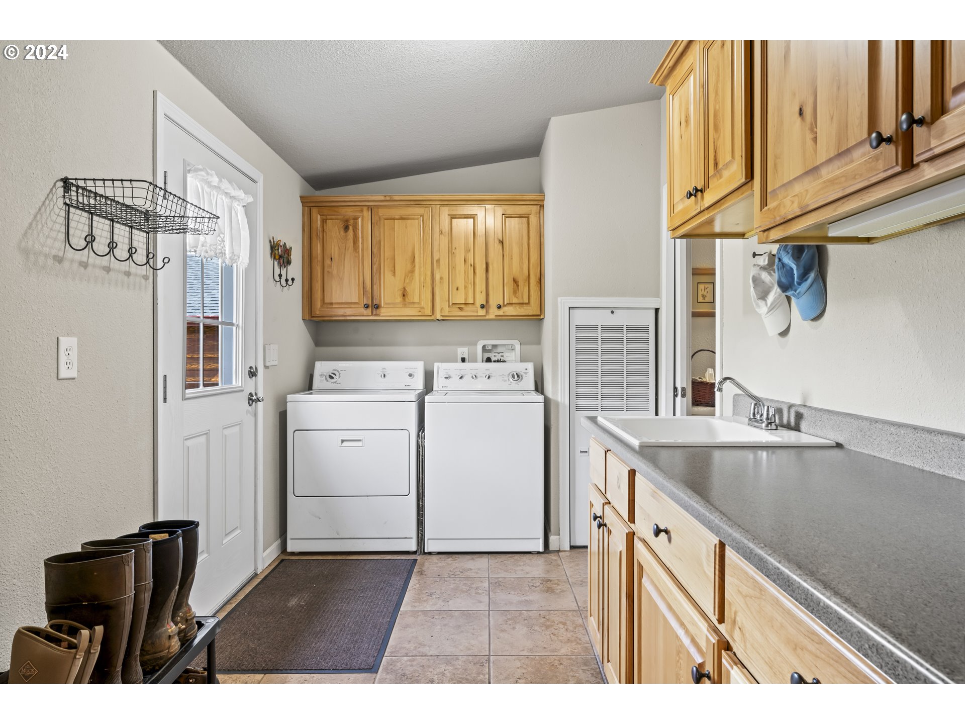 38513 Wendling Road Marcola, OR 97454 - Photo 28 of 41 Laundry