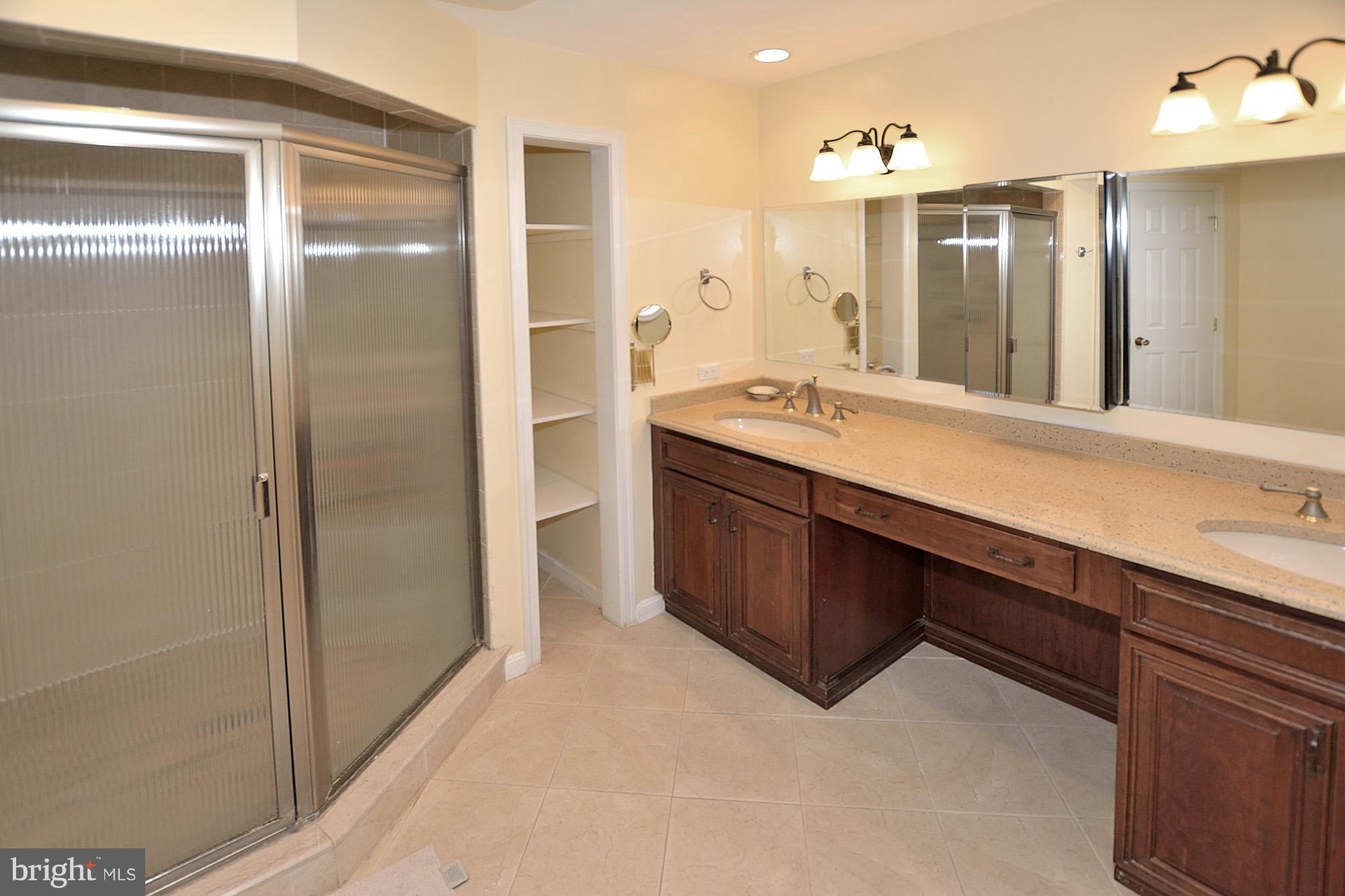 10140 Gary Road Potomac, MD 20854 - Photo 17 of 29 Bath (Master)