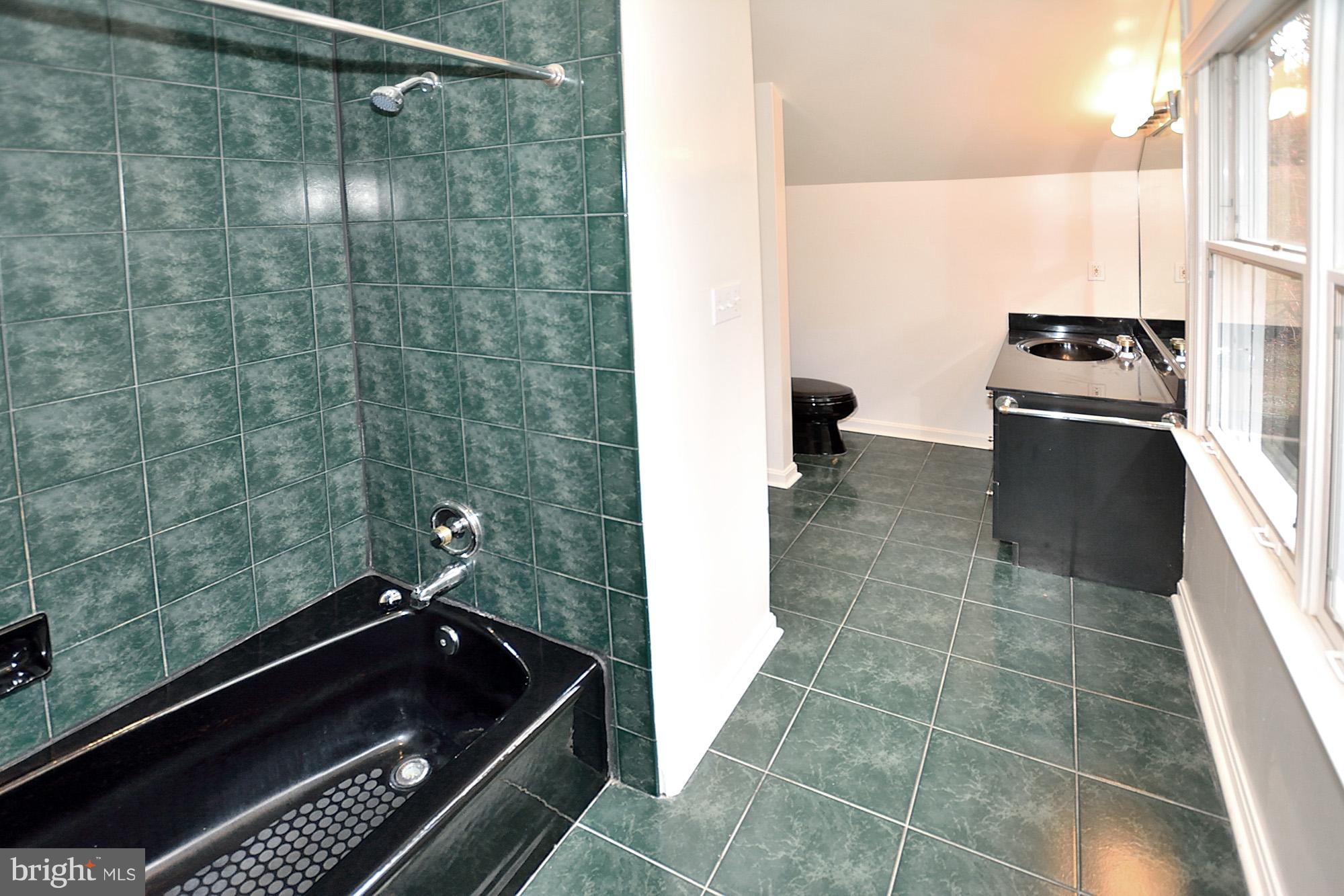 10140 Gary Road Potomac, MD 20854 - Photo 24 of 29 Bath 3rd level full bath