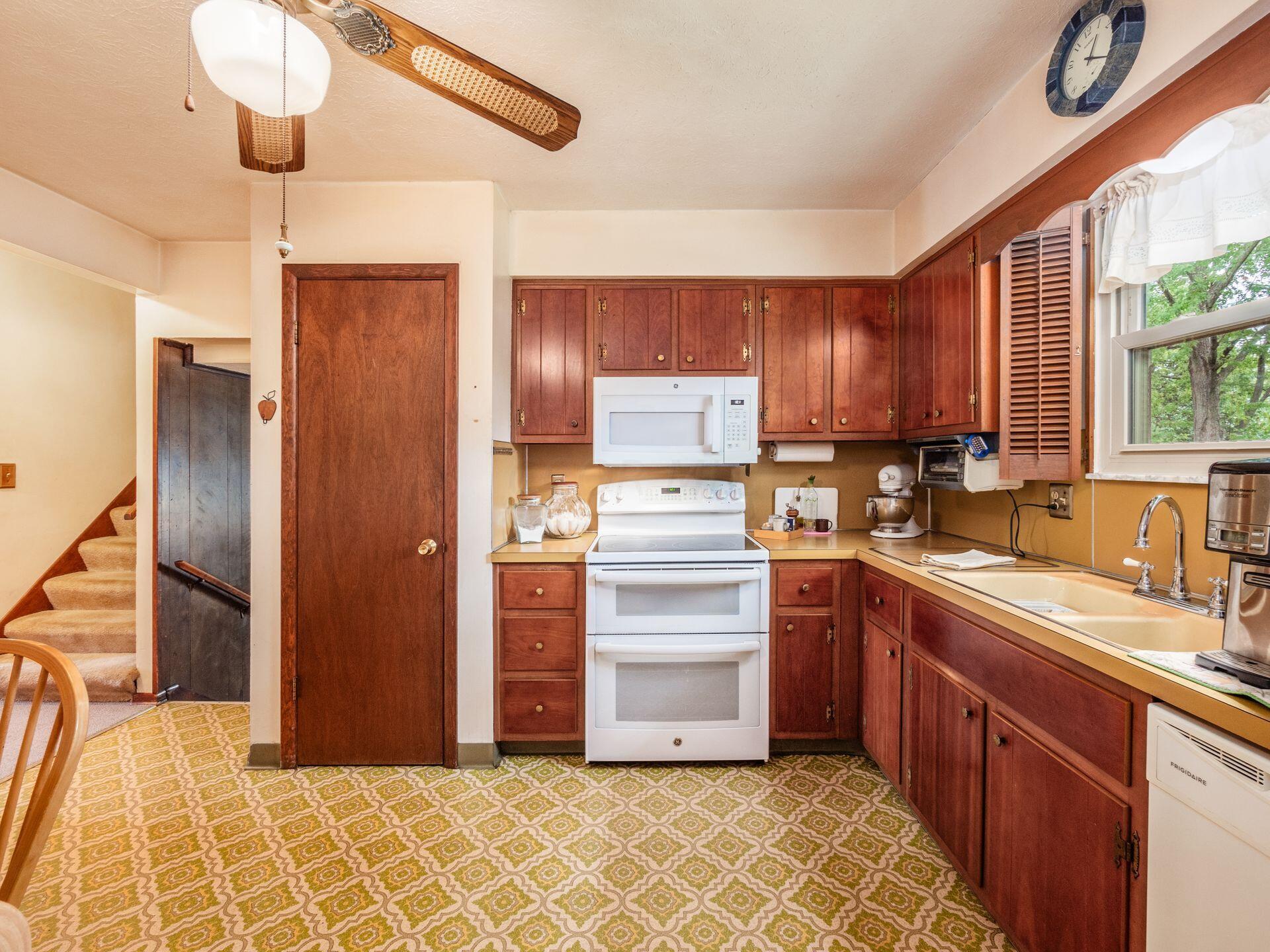 Tons of counter and storage space in this kitchen!