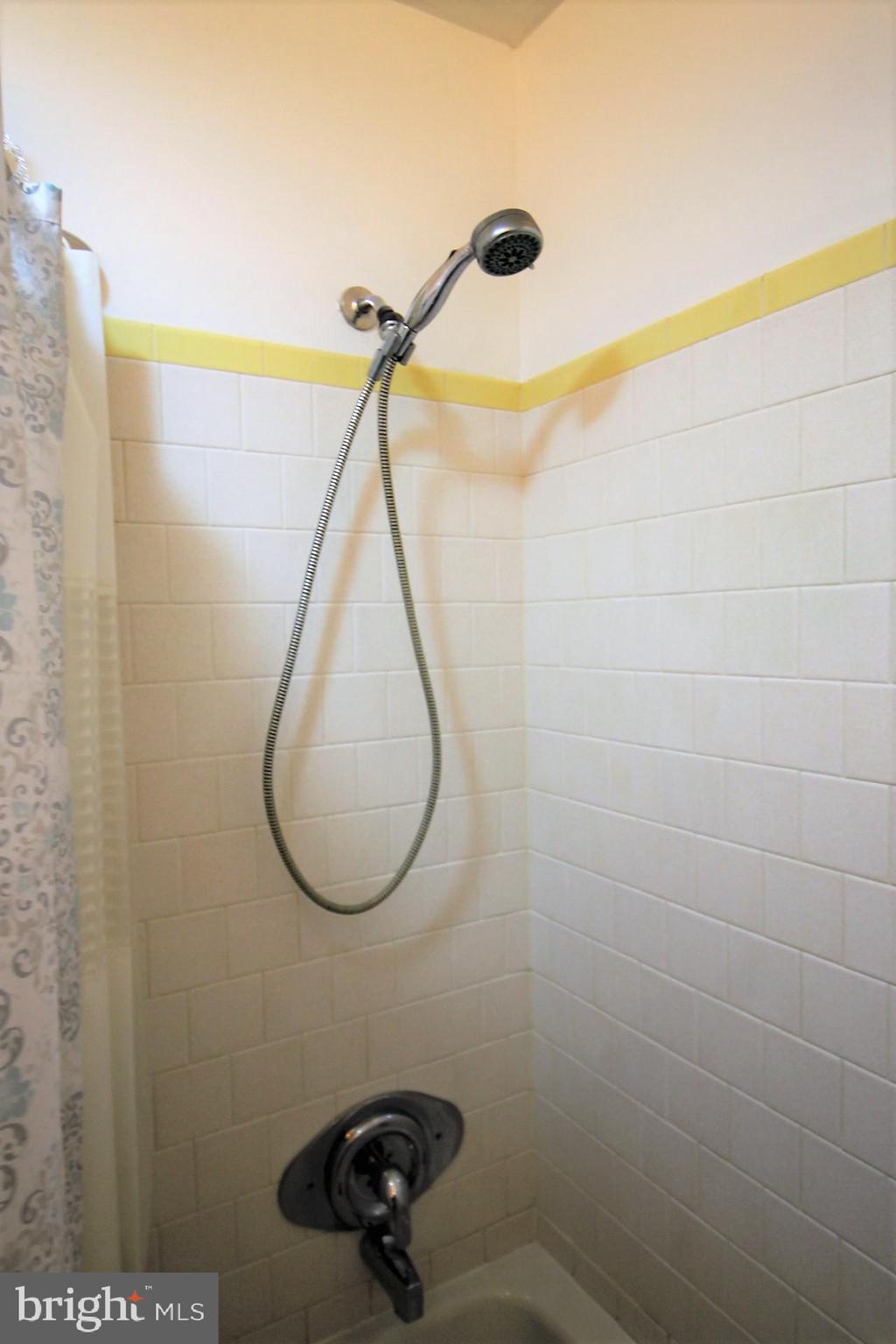 213 Magothy Beach Road Pasadena, MD 21122 - Photo 22 of 39 Main bath with tub and shower