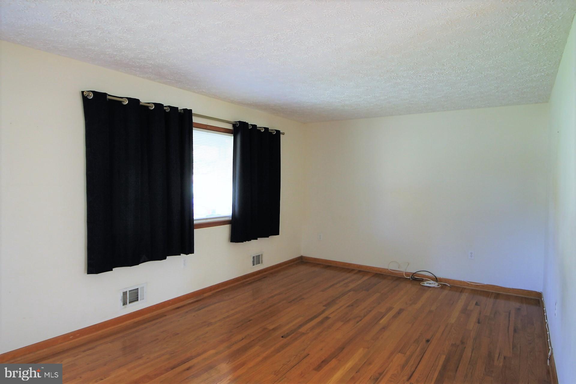 213 Magothy Beach Road Pasadena, MD 21122 - Photo 5 of 39 Living Room