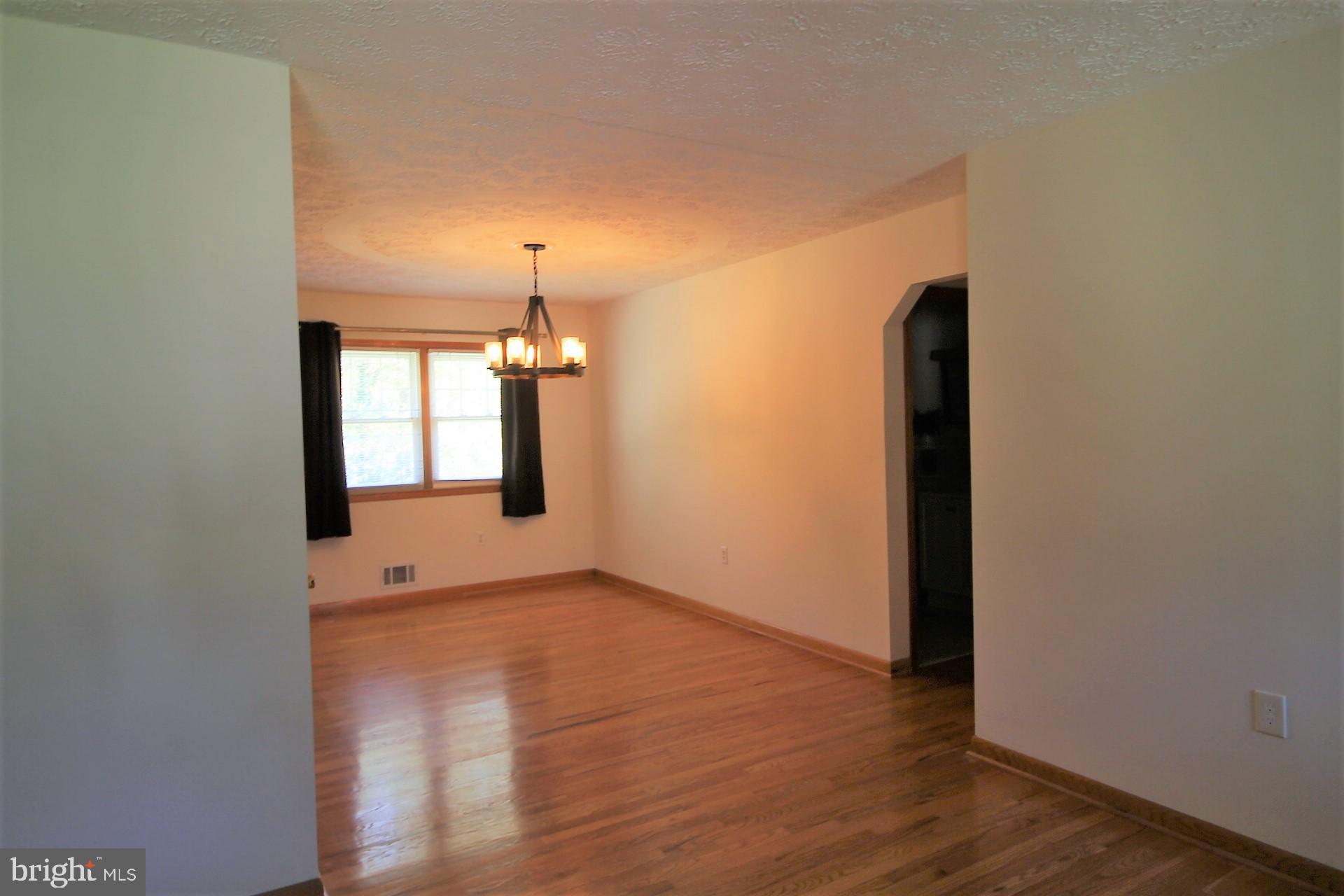 213 Magothy Beach Road Pasadena, MD 21122 - Photo 6 of 39 Living/ dining room view