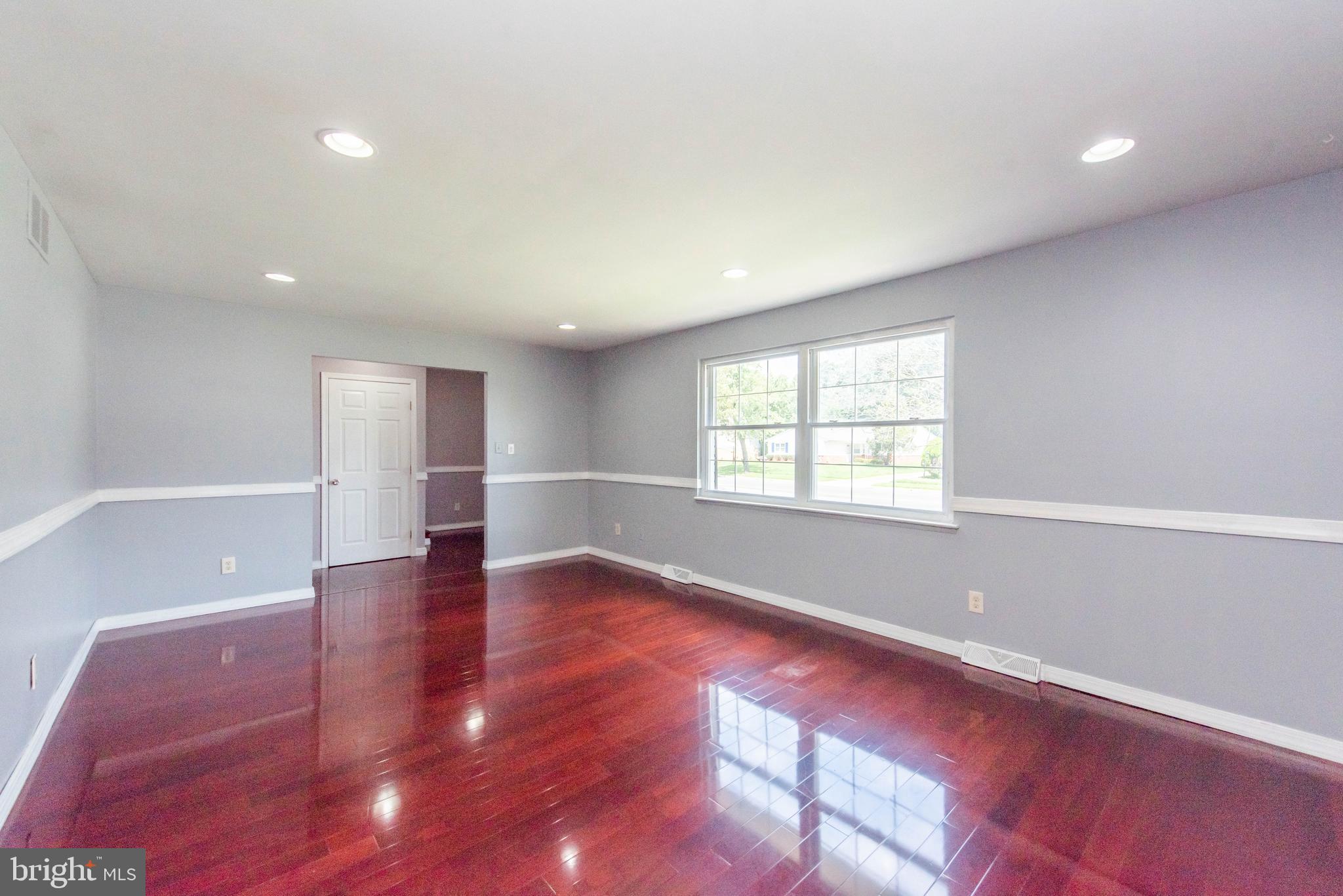 7173 Fairbrook Road Baltimore, MD 21244 - Photo 5 of 50 Living Room