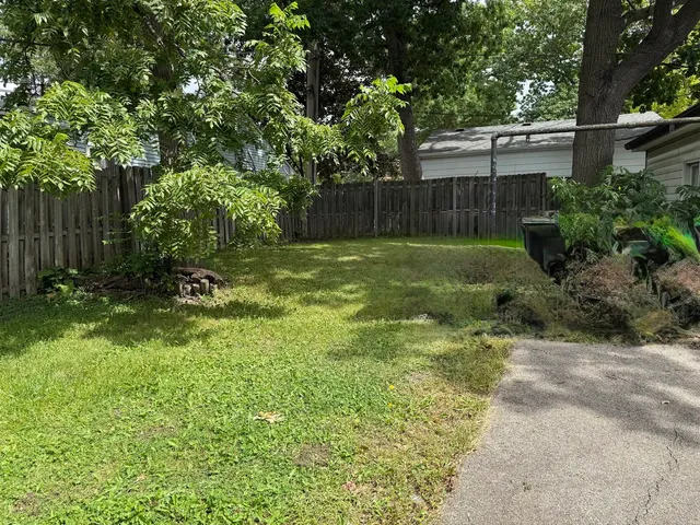 $1,750 | 723 South Lake Street, Mundelein, IL 60060