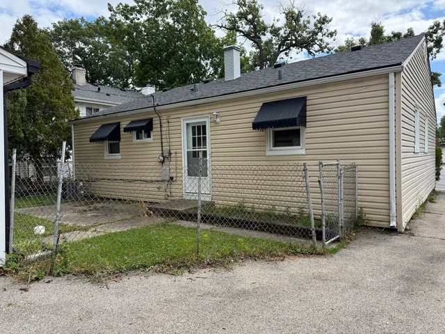 $1,750 | 723 South Lake Street, Mundelein, IL 60060