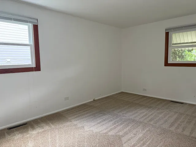 $1,750 | 723 South Lake Street, Mundelein, IL 60060