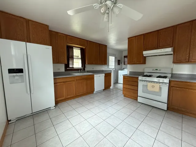 $1,750 | 723 South Lake Street, Mundelein, IL 60060