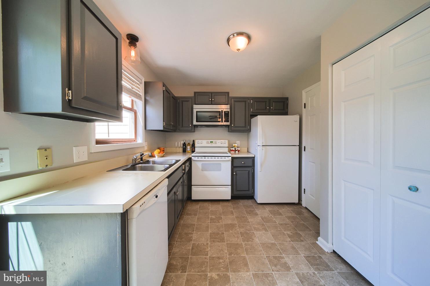 416 Cardinal Road Lititz, PA 17543 - Photo 6 of 16 Kitchen