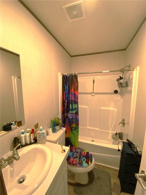 107 Ridgeview College Station, TX 77845 - Photo 13 of 15 a bathroom with a tub sink and mirror