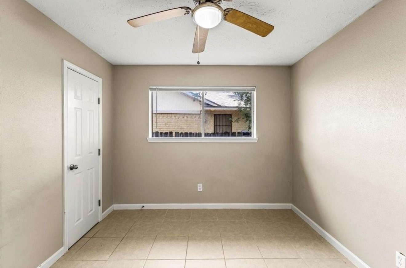 408 Bay Ridge Drive League City, TX 77573 - Photo 14 of 22 an empty room with chandelier fan