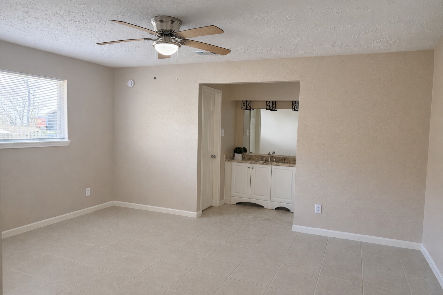 408 Bay Ridge Drive League City, TX 77573 - Photo 10 of 22 an empty room with a bathroom