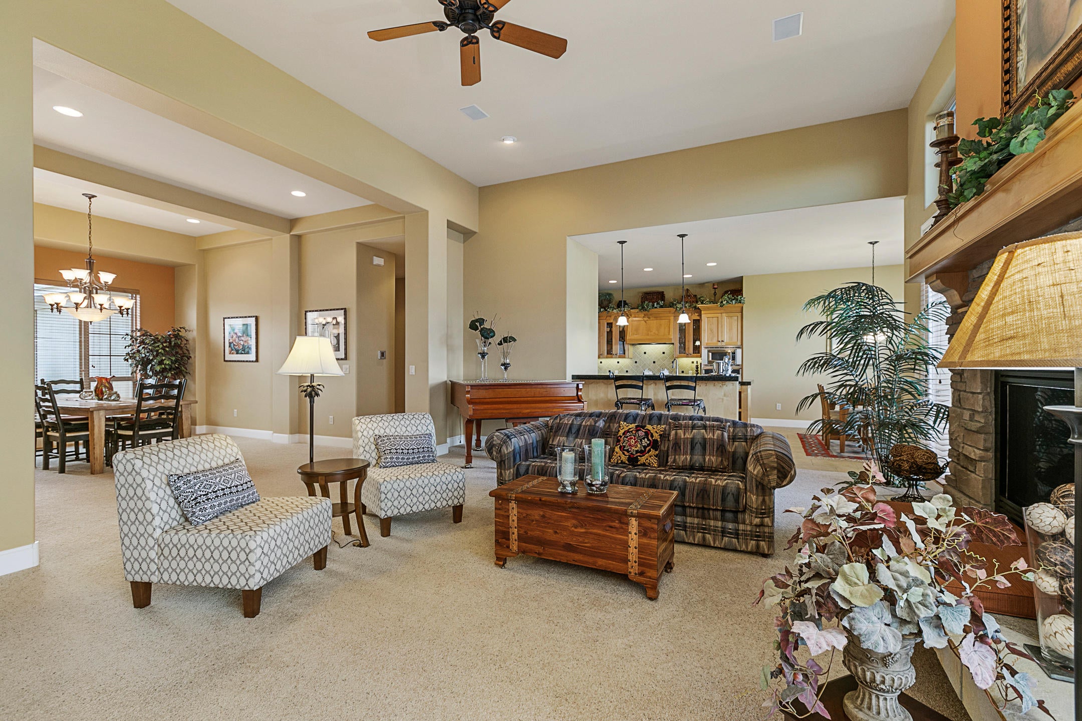537 Highland Meadow Loop Redmond, OR 97756 - Photo 13 of 35 Great Room - view dining room & kitchen