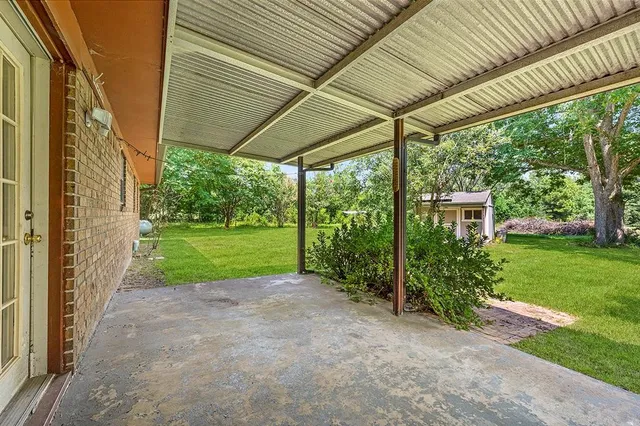 a view of a house with backyard and porch