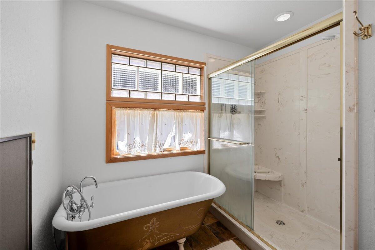 7388 Upper Applegate Road Jacksonville, OR 97530 - Photo 27 of 57 Primary bath, clawfoot tub