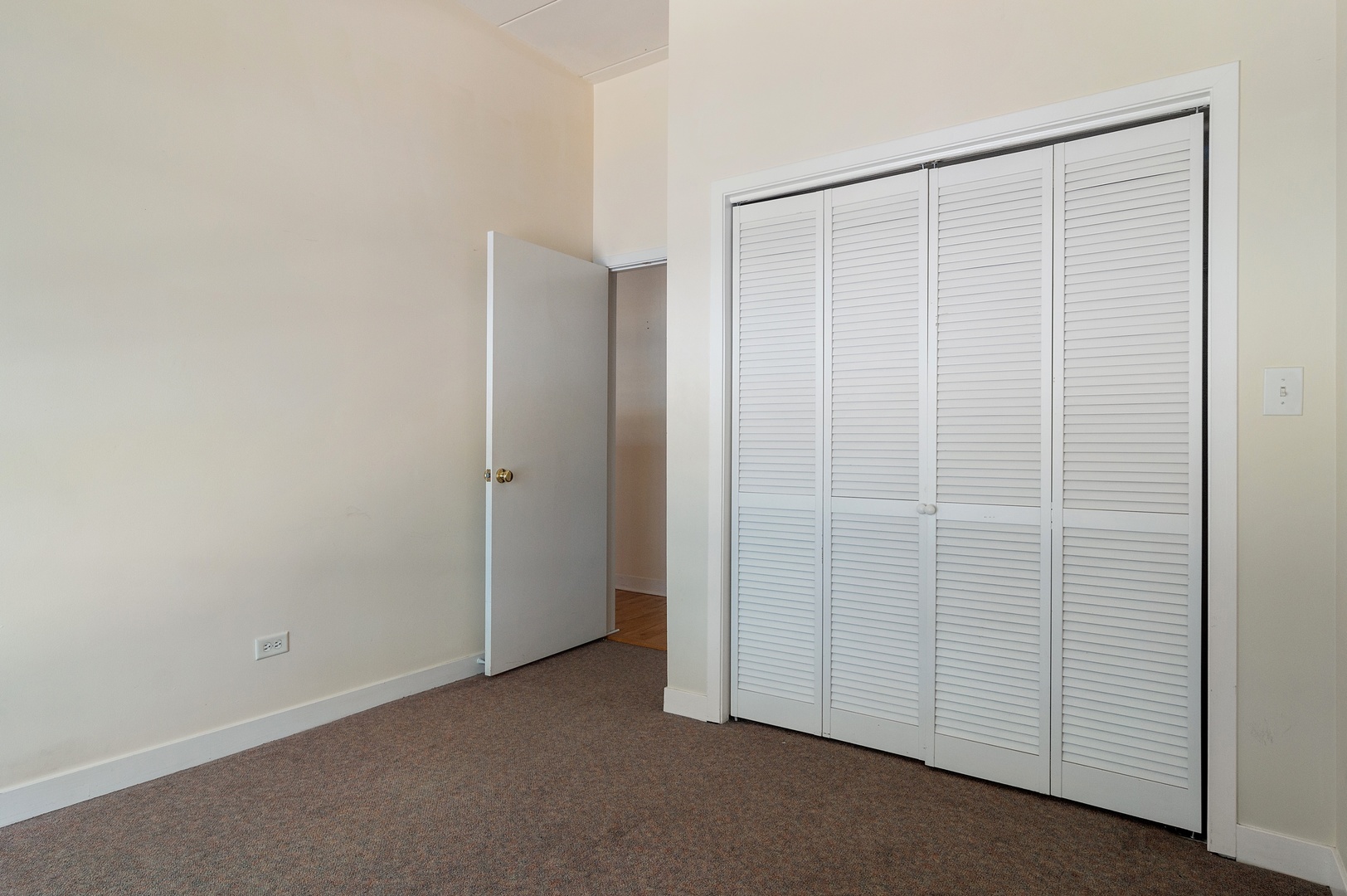 845 West Monroe Street, Unit 2F Chicago, IL 60607 - Photo 8 of 10 an empty room with closet area