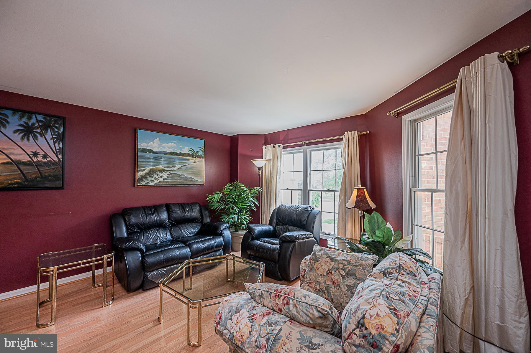 9232 Ispahan Loop Laurel, MD 20708 - Photo 5 of 41 LIVING ROOM.