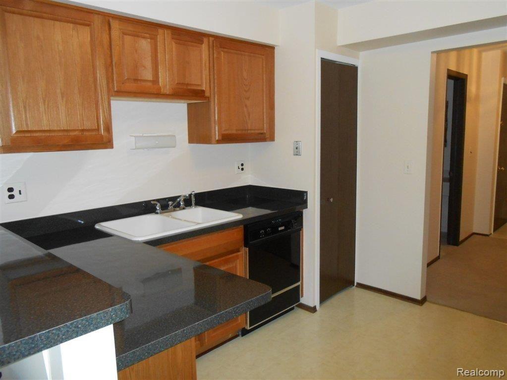 1693 Riverside Drive, Unit 73 Rochester, MI 48309 - Photo 3 of 12 Kitchen.jpg