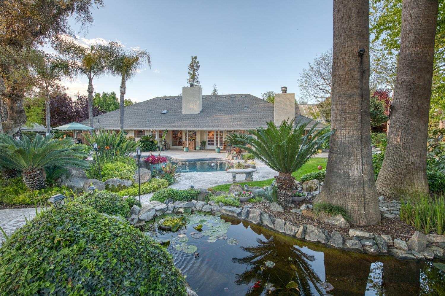 2988 Enterprise Avenue Clovis, CA 93619 - Photo 5 of 99 a view of a house with a yard and garden