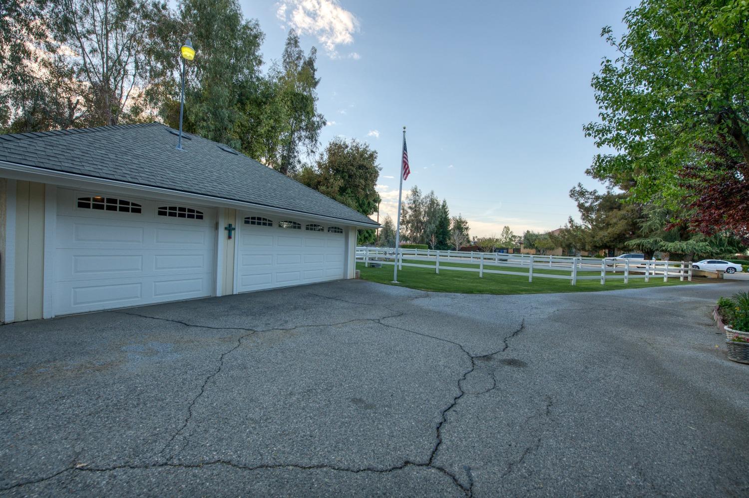 2988 Enterprise Avenue Clovis, CA 93619 - Photo 57 of 99 a backyard of a house with lots of green space