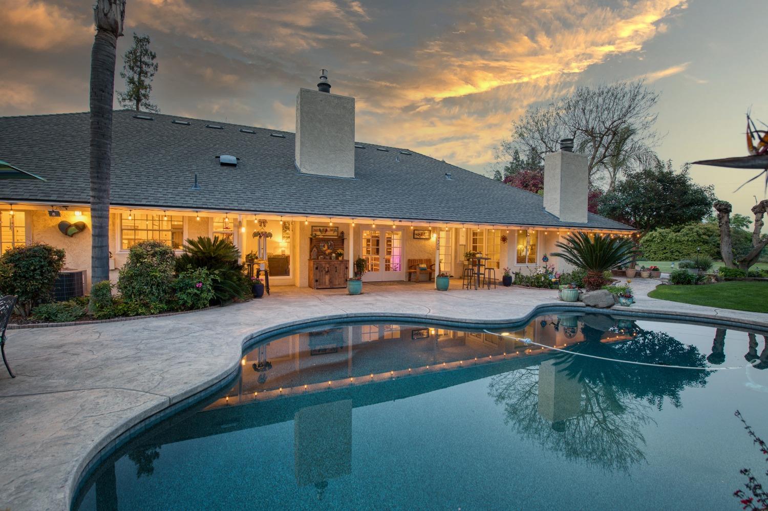 2988 Enterprise Avenue Clovis, CA 93619 - Photo 6 of 99 a view of a swimming pool with a yard