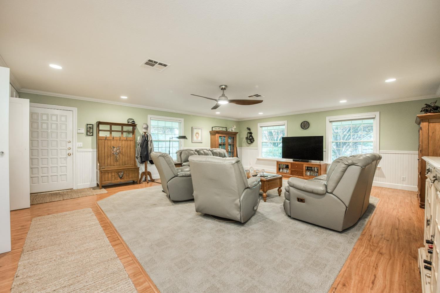 2988 Enterprise Avenue Clovis, CA 93619 - Photo 71 of 99 a living room with furniture and a flat screen tv