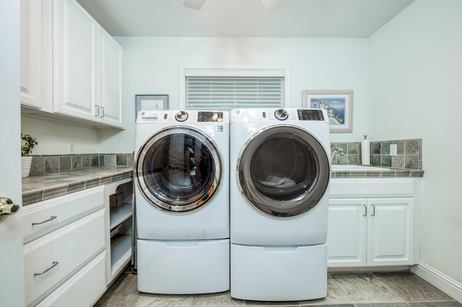2988 Enterprise Avenue Clovis, CA 93619 - Photo 77 of 99 a utility room with sink dryer and washer
