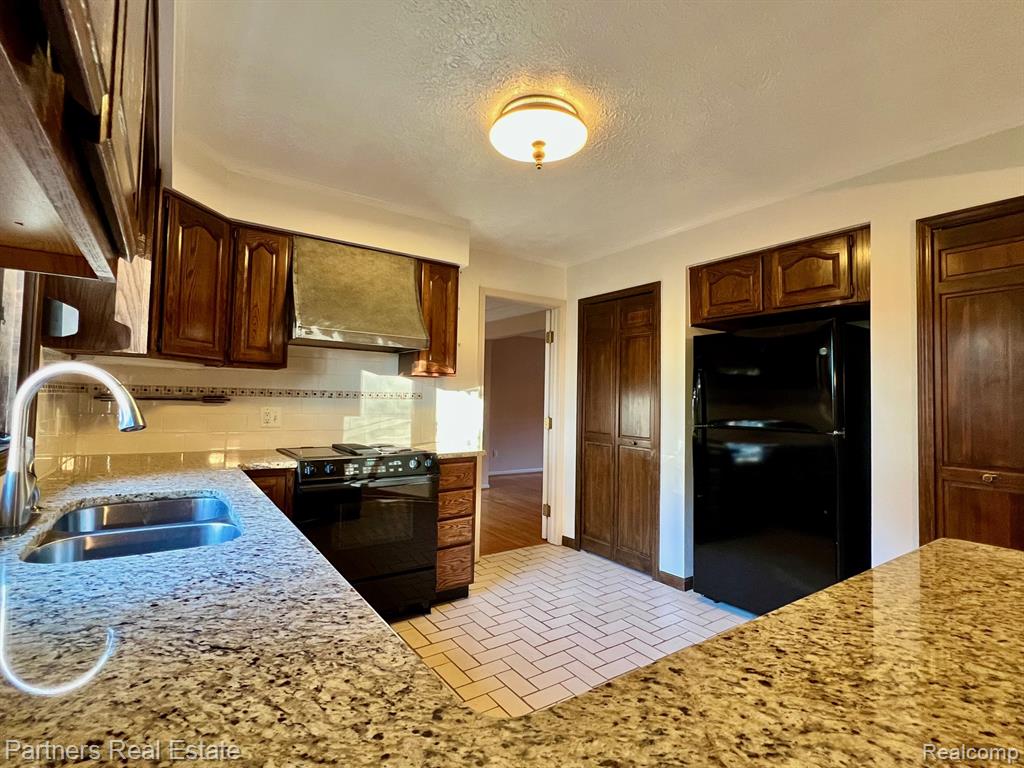 5618 Mountain Road Brighton, MI 48116 - Photo 11 of 53 Gallery Image 11