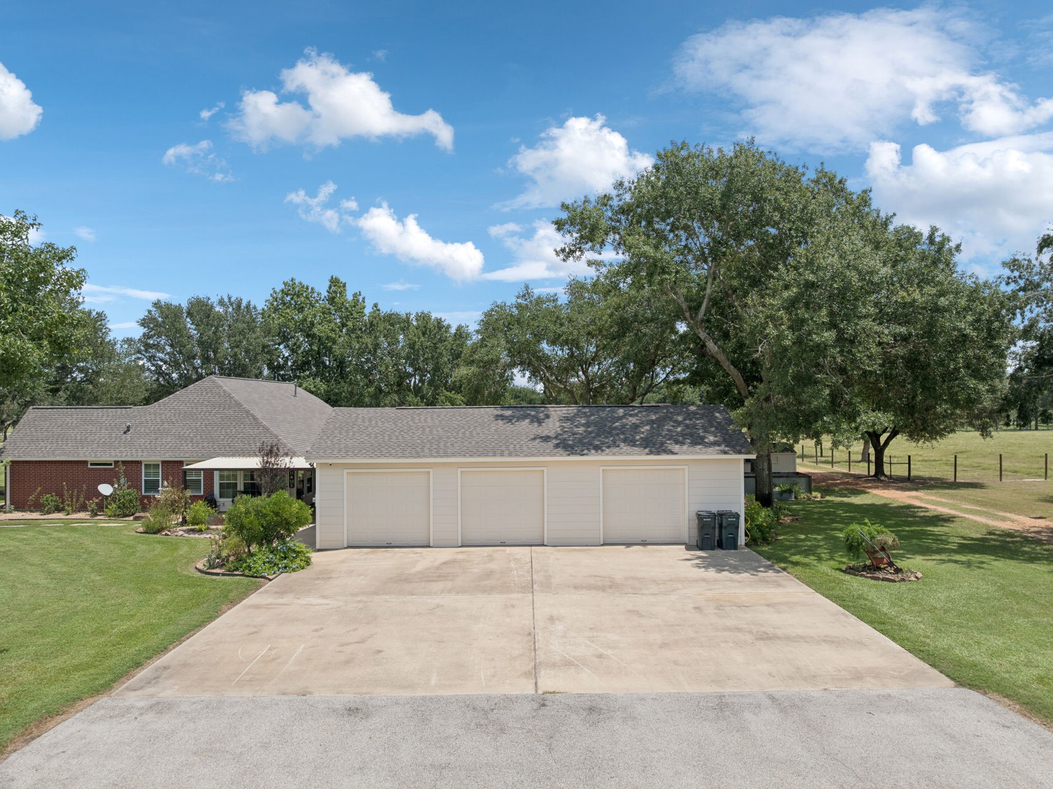31229 Rochen Road Waller, TX 77484 - Photo 40 of 50 front view of a house with a yard