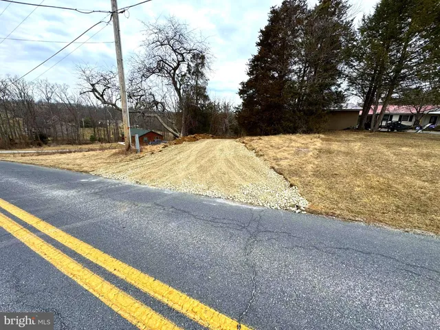 a view of back yard of the house
