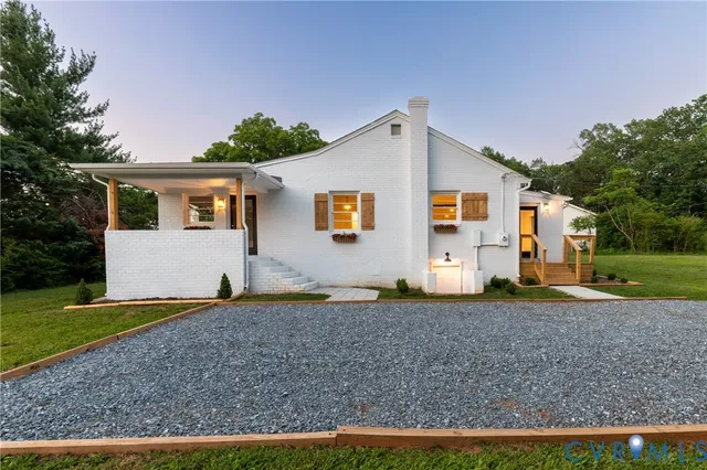 $275,000 | 3806 Richmond Highway, Spout Spring, VA 24593