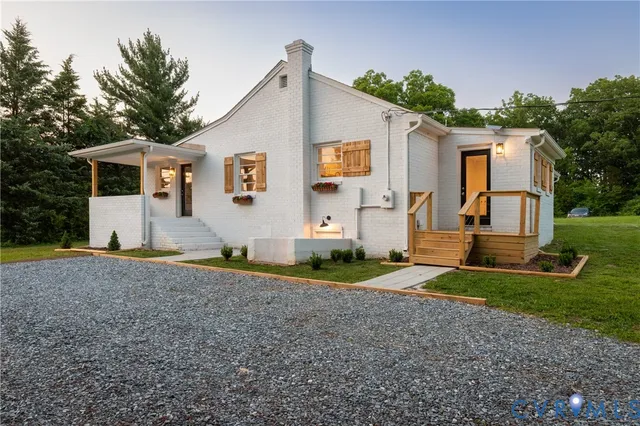 $275,000 | 3806 Richmond Highway, Spout Spring, VA 24593