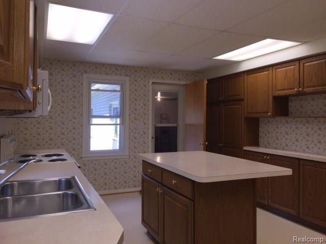 316 Booth Road Troy, MI 48085 - Photo 4 of 20 IMG_3415.JPG
