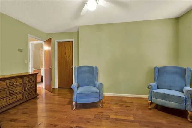 a picture of a wall with a white wall