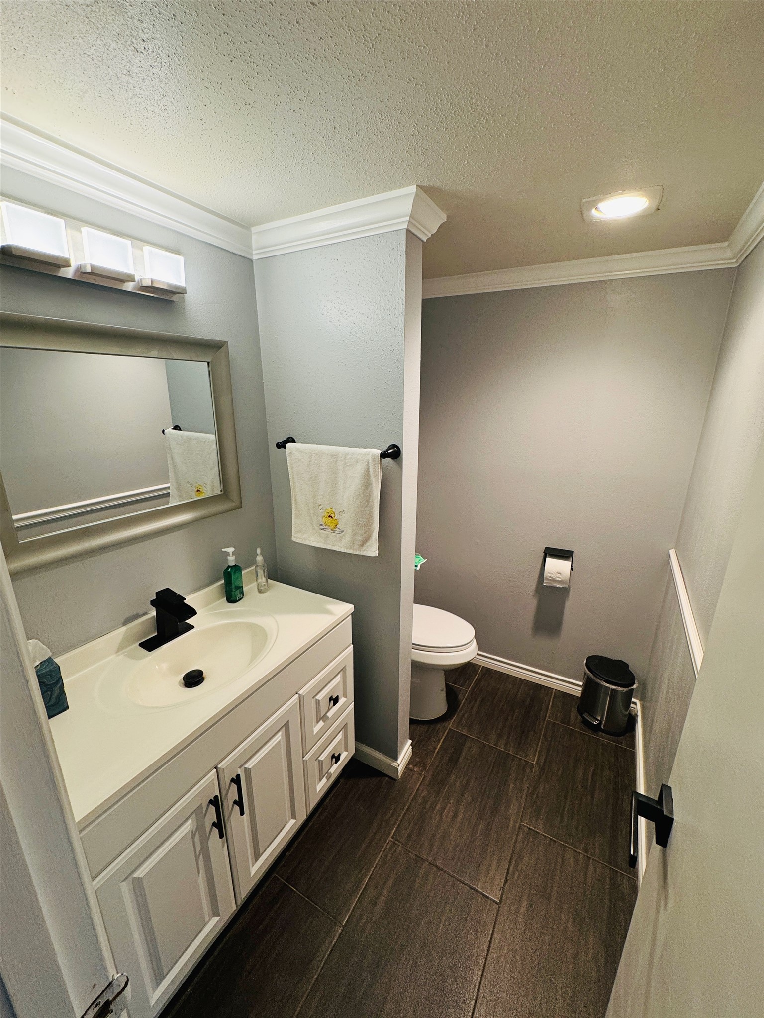 5800 Lumberdale Road, Unit 90 Houston, TX 77092 - Photo 29 of 39 The first level powder room features crown molding, large storage vanity and low maintenance tile flooring.